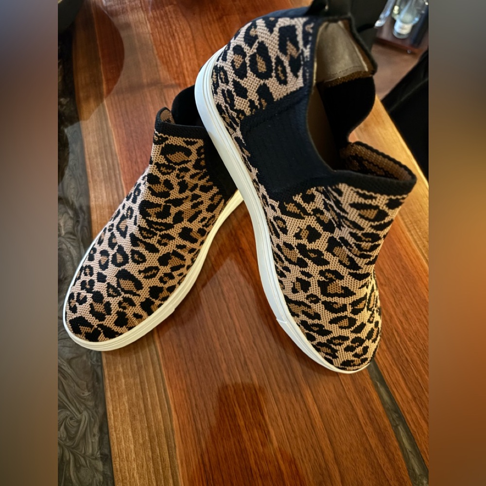 Steven New York tennis style bootie in animal print size 8M